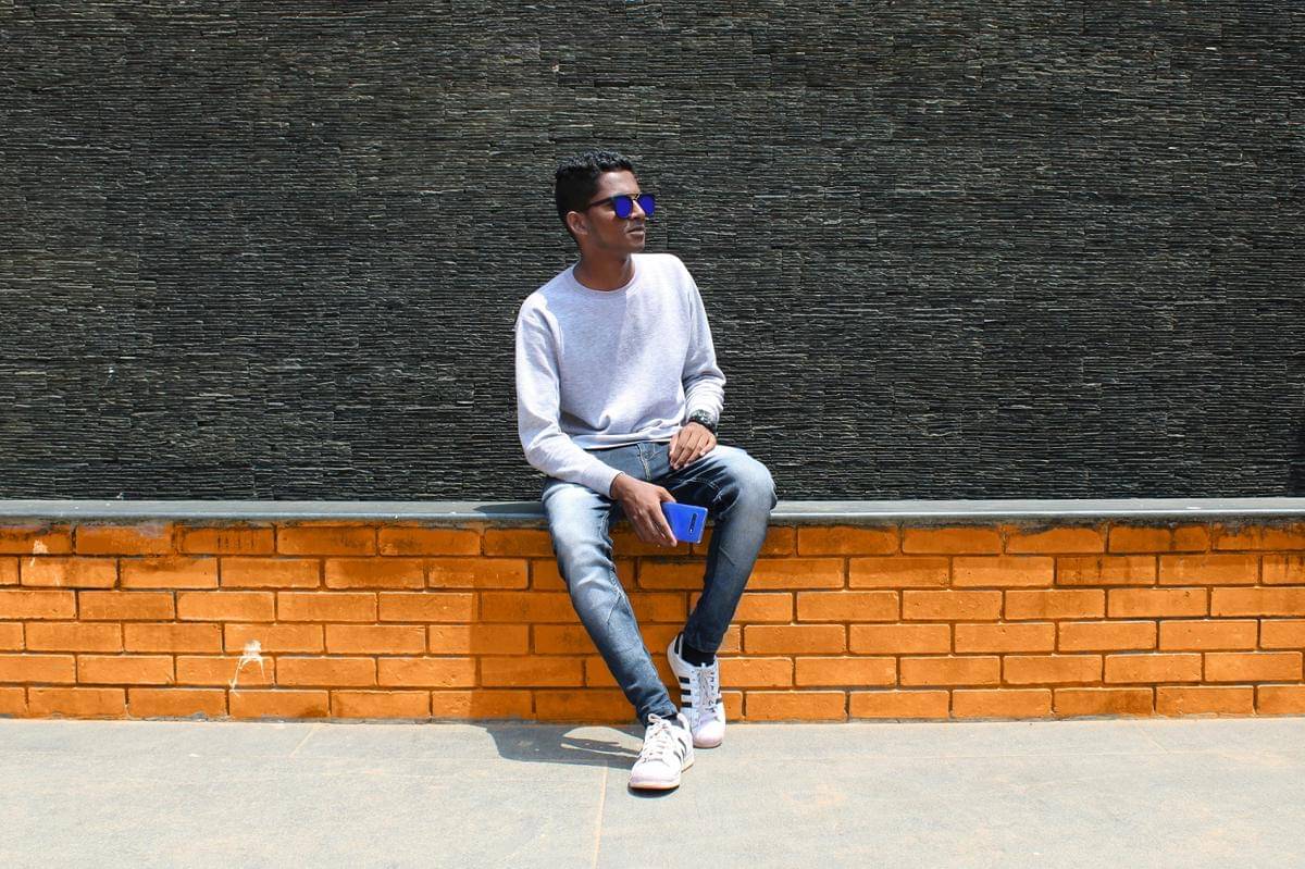 ilustrasi pria duduk 