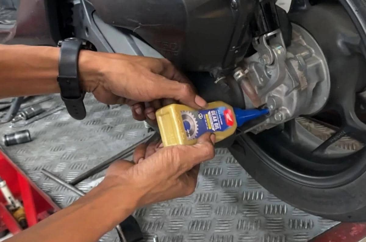 ilustrasi mengganti oli gardan motor matik (wahanahonda.com)