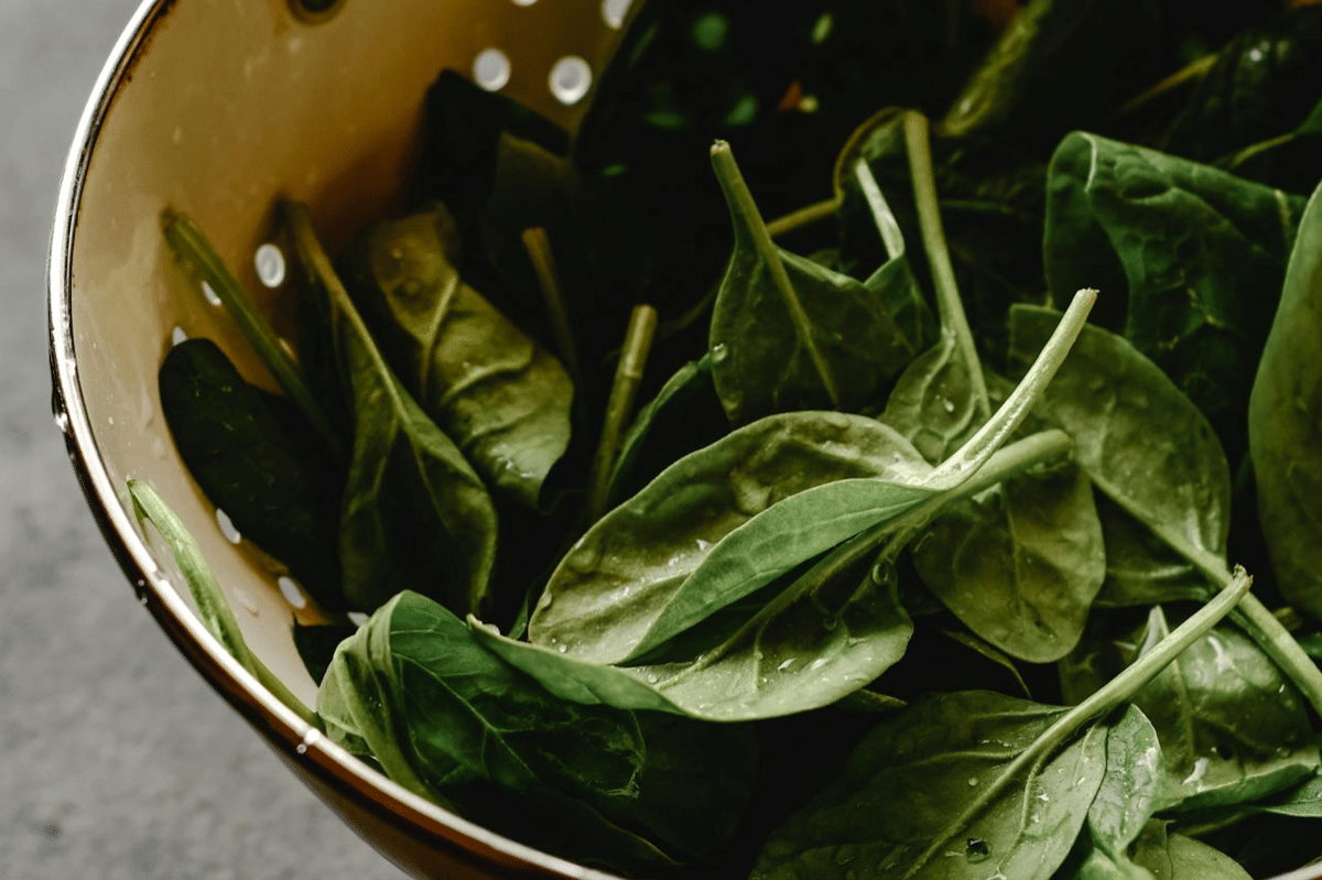 ilustrasi mencuci bayam