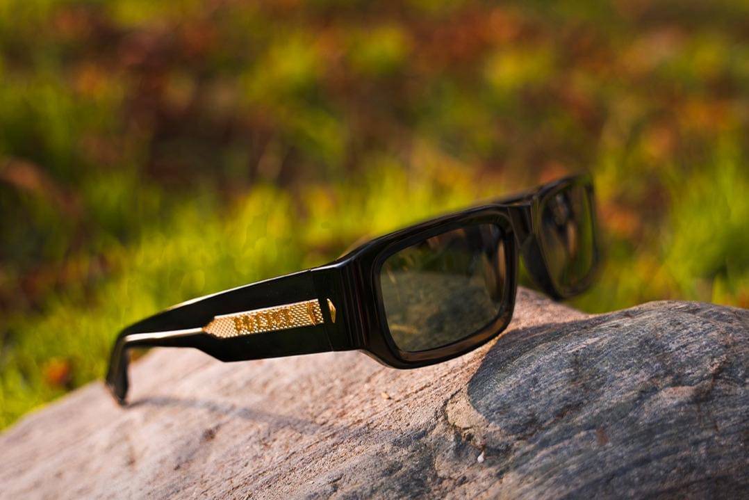 ilustrasi kacamata Police asli 