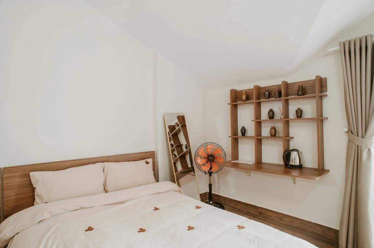 ilustrasi kasur dan rak dinding