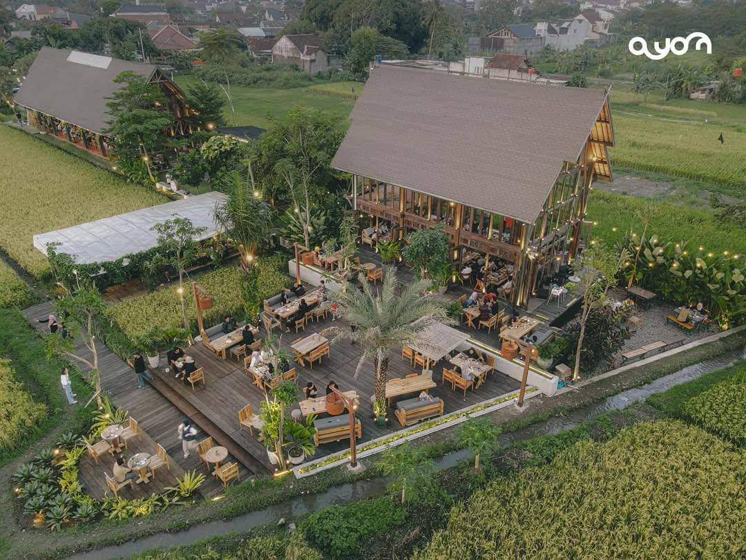 Restaurant Ayom yang cantik dekat dengan hamparan sawah