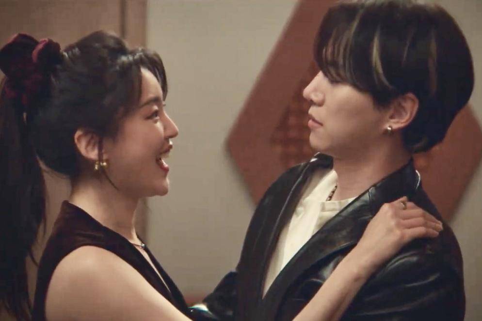 Han Yu Rin (Choi Seo Eun) dan Kang Tae Poong (Lee Jun Ho) dalam drakor Typhoon Family