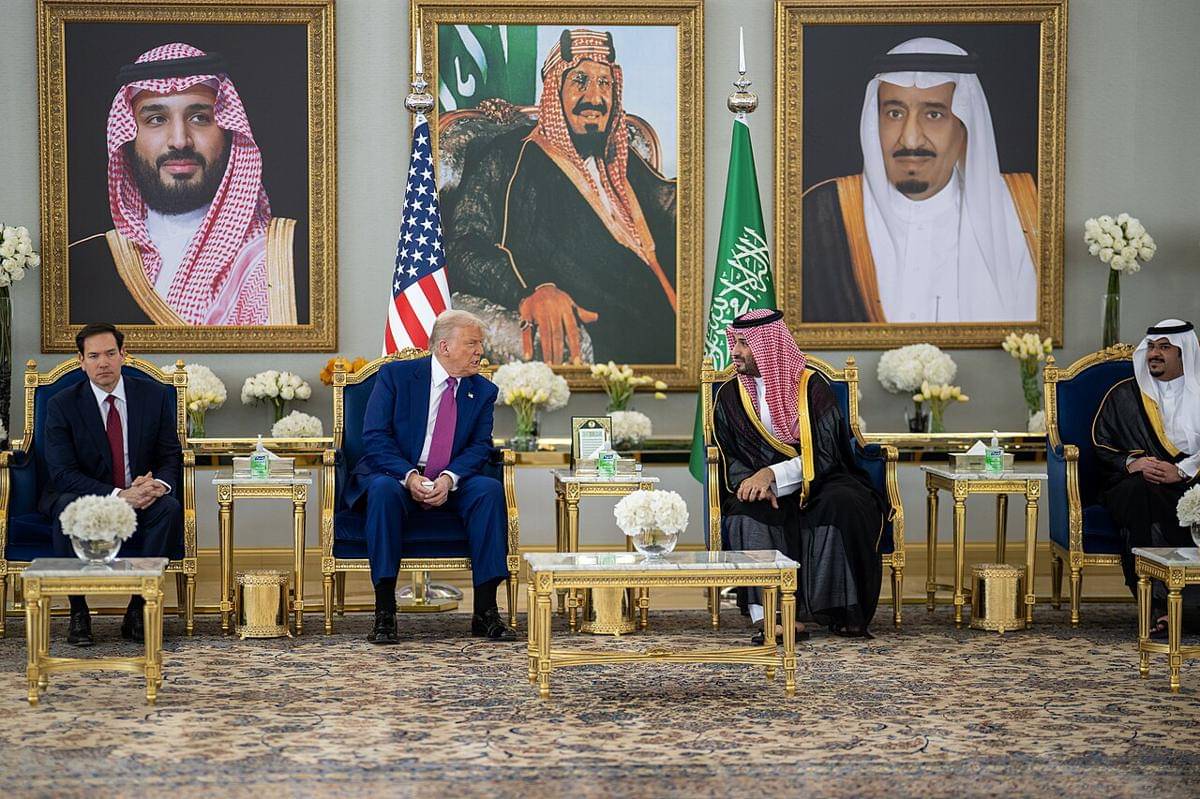 Setibanya di Bandara Internasional King Khalid di Riyadh pada 13 Mei 2025, Presiden AS Donald Trump tampak berbincang dengan Putra Mahkota Saudi Mohammed Bin Salman Al Saud.