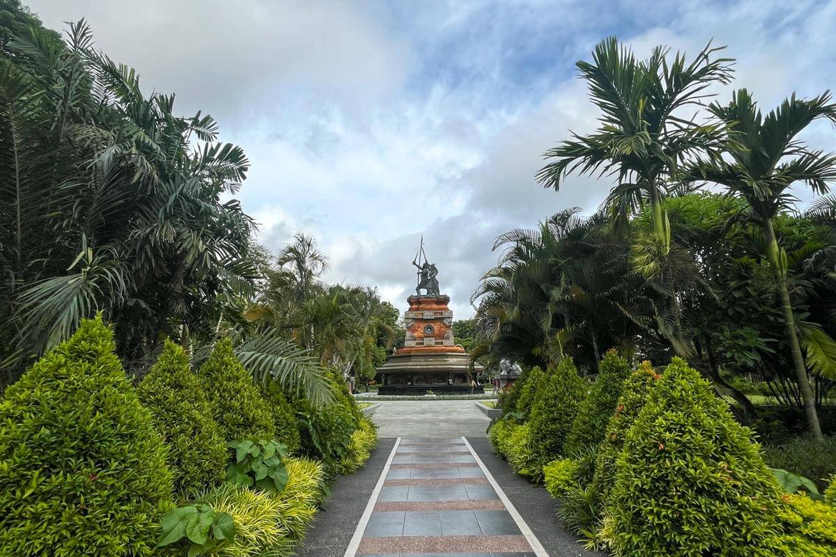 suasana asri di sekitar monumen (dok.pribadi/Natalia Indah)