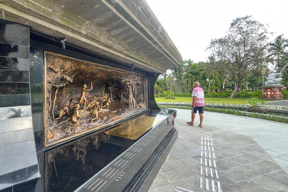 jalan-jalan santai di kawasan monumen (dok.pribadi/Natalia Indah)