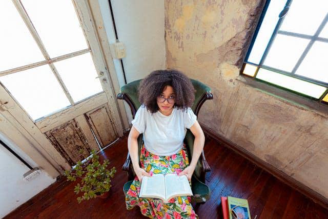 ilustrasi sedang membaca buku