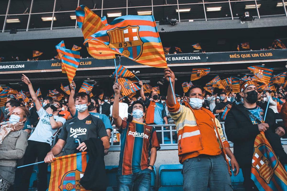 fans mengibarkan bendera Catalan dan Barcelona FC