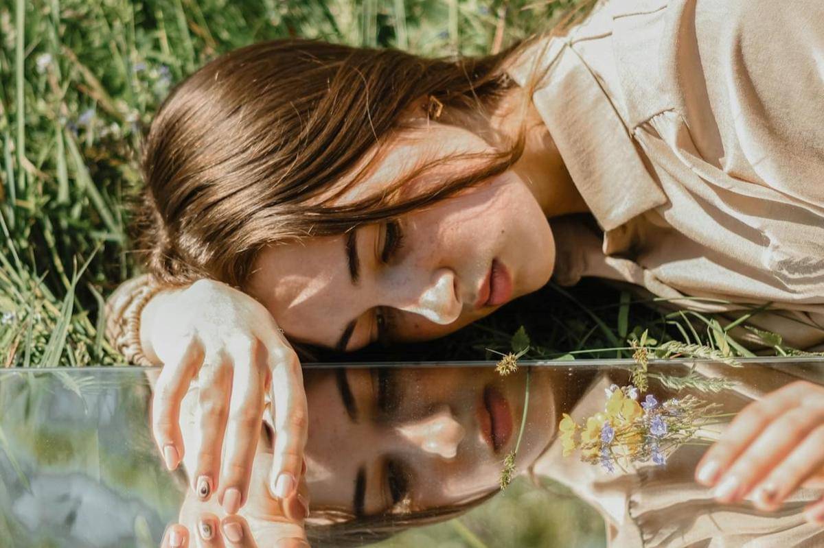 Seorang wanita sedang melihat cermin.