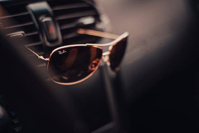 ilustrasi kacamata Ray-Ban asli 