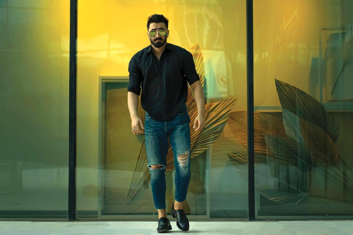 ilustrasi pria berjalan