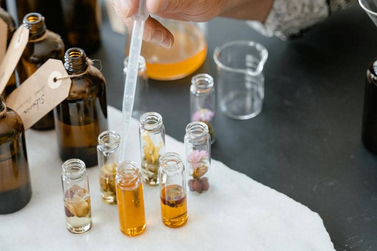 ilustrasi scent consultant/ fragrance curator 