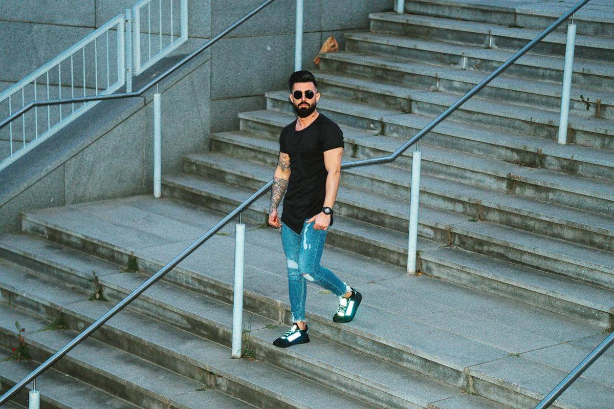 ilustrasi pria berjalan menuruni tangga