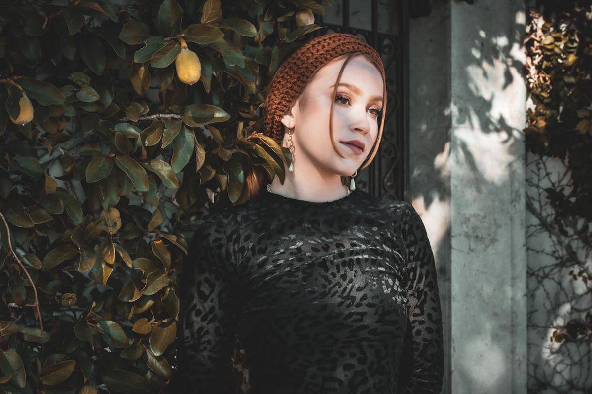 Seorang wanita sedang melihat ke kiri.