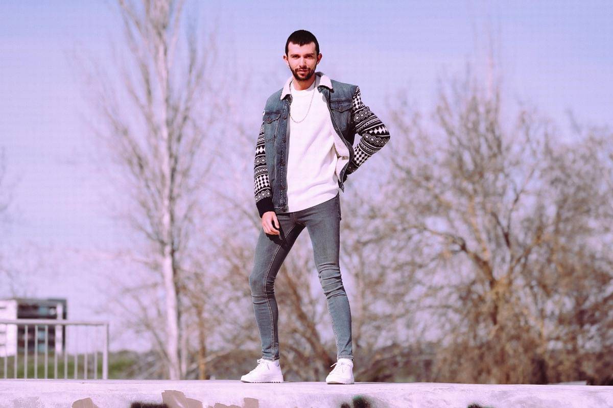 ilustrasi pria berdiri 