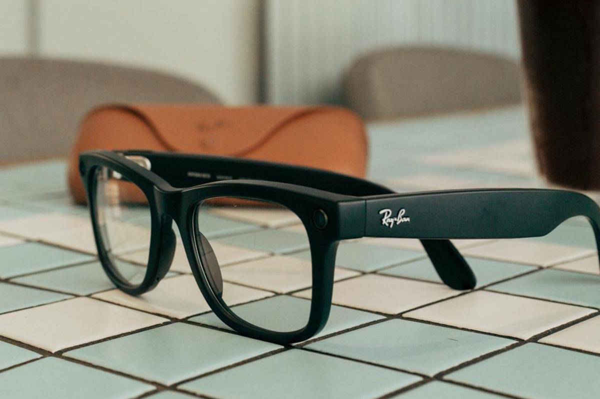 ilustrasi kacamata Ray-Ban asli