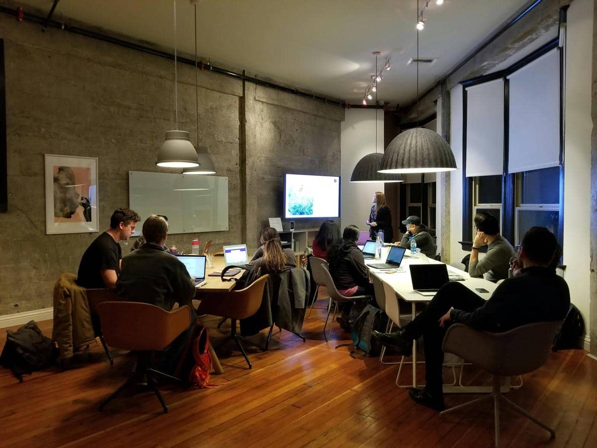 ilustrasi duduk di kantor