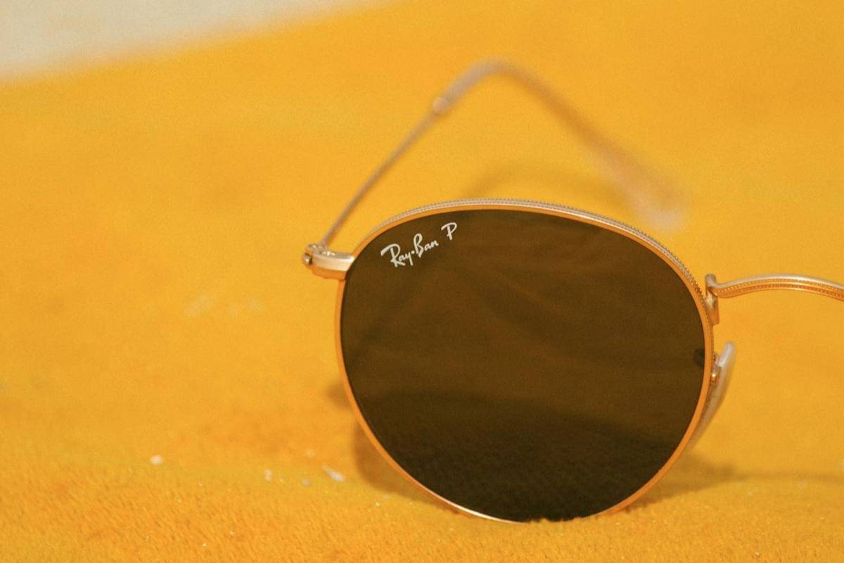 ilustrasi kacamata Ray-Ban asli