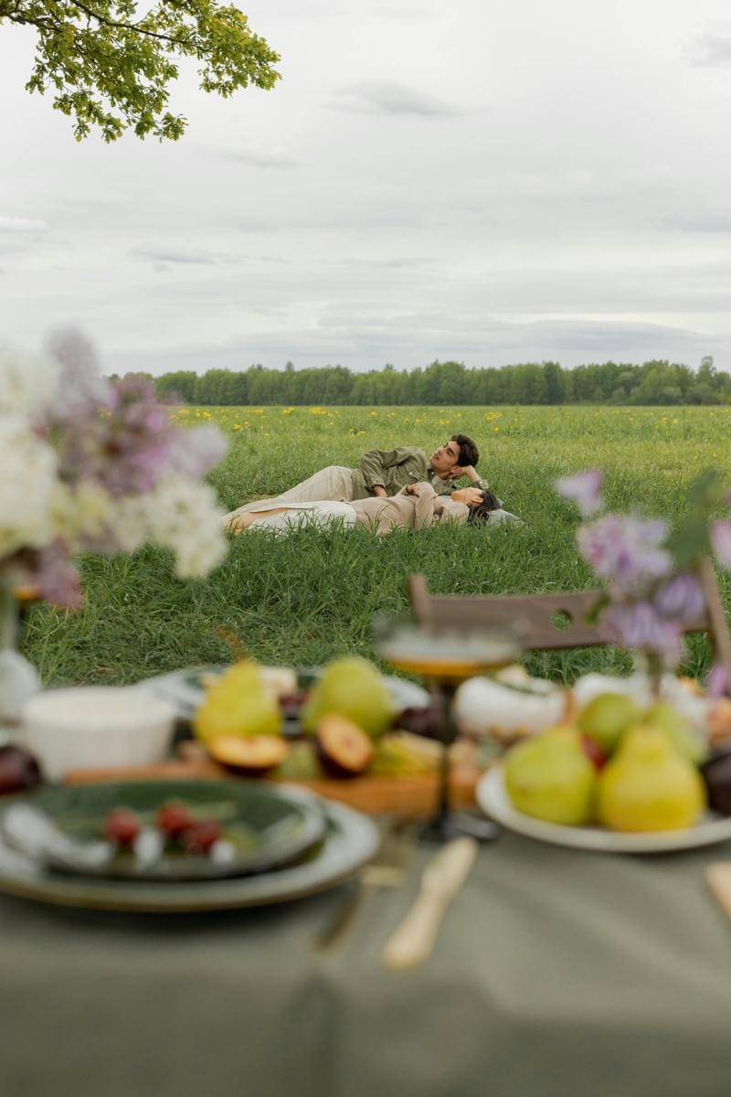 Ilustrasi Pasangan Berbincang