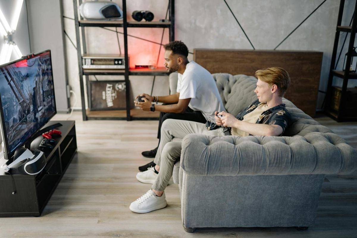 ilustrasi bermain game bersama teman