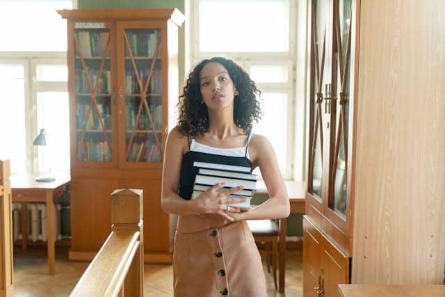 ilustrasi membawa buku 