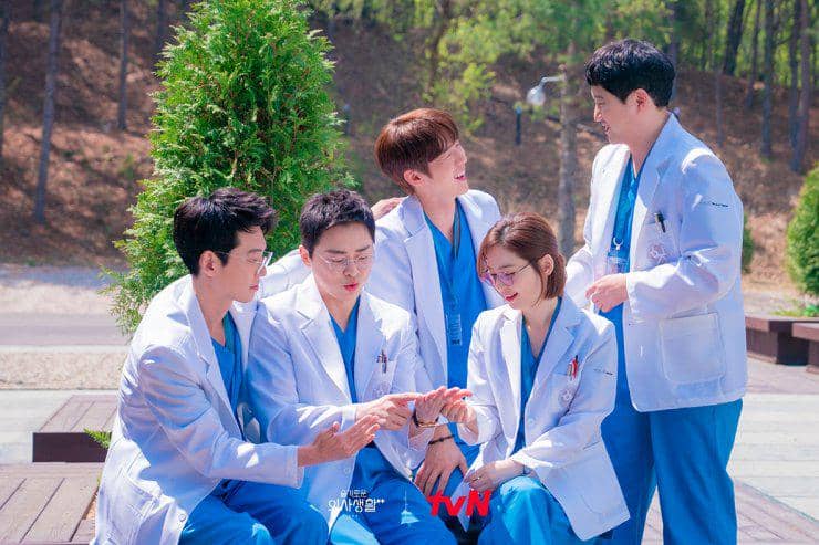 Cuplikan adegan Hospital Playlist 2