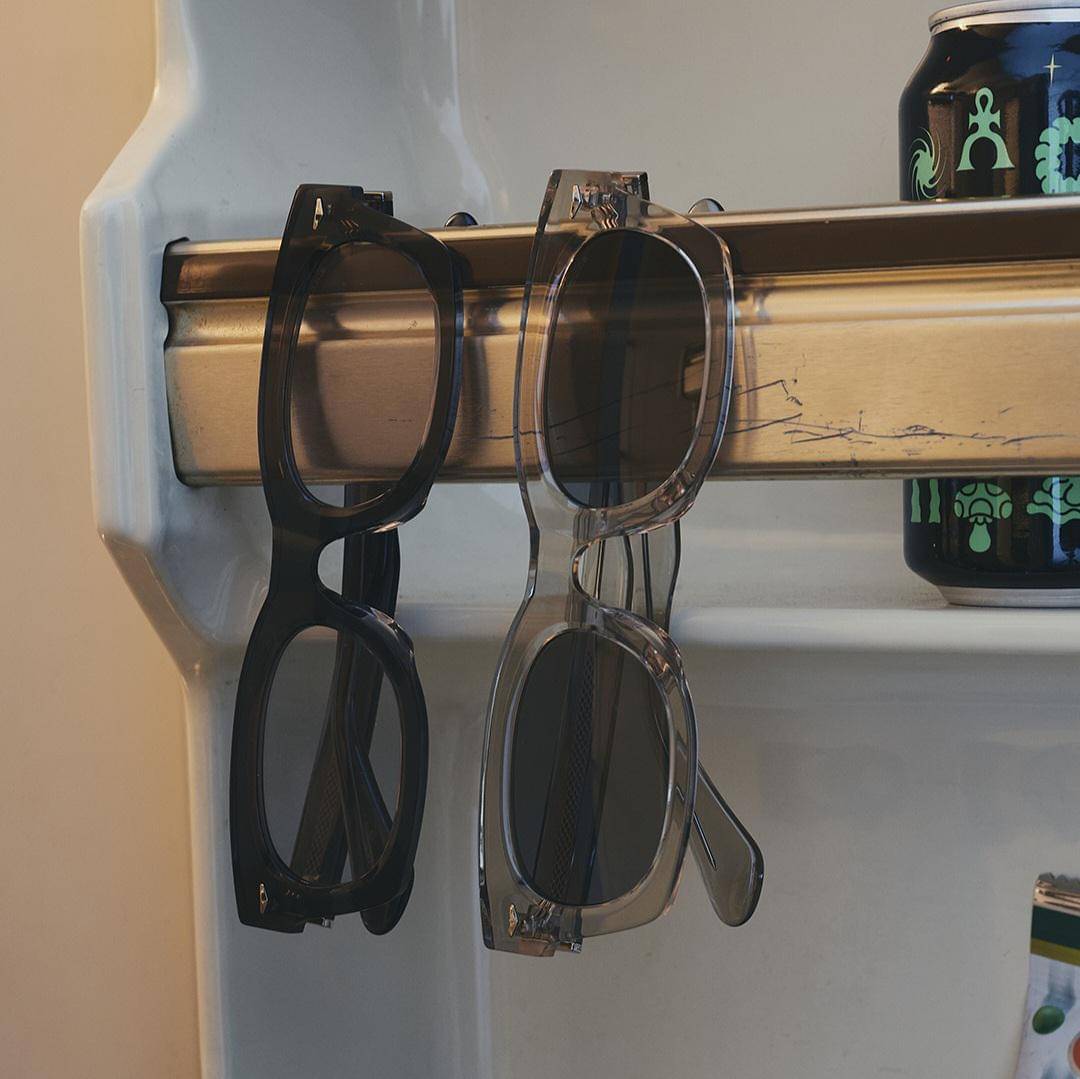 ilustrasi kacamata Police asli 