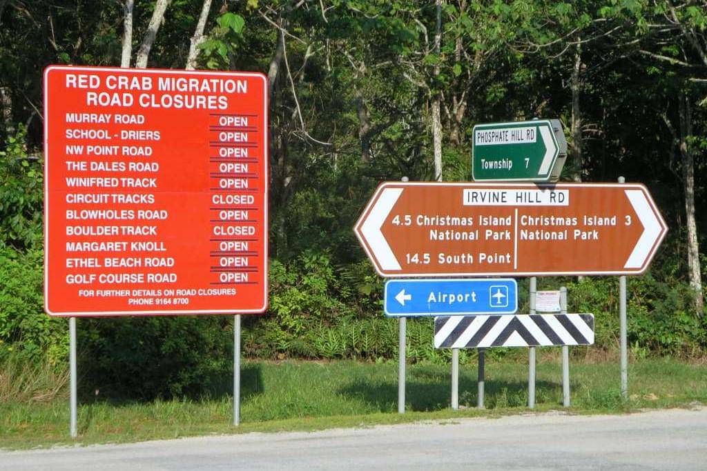 Pemerintah Australia memasang rambu Road Closed saat migrasi massal kepiting merah di Pulau Christmas