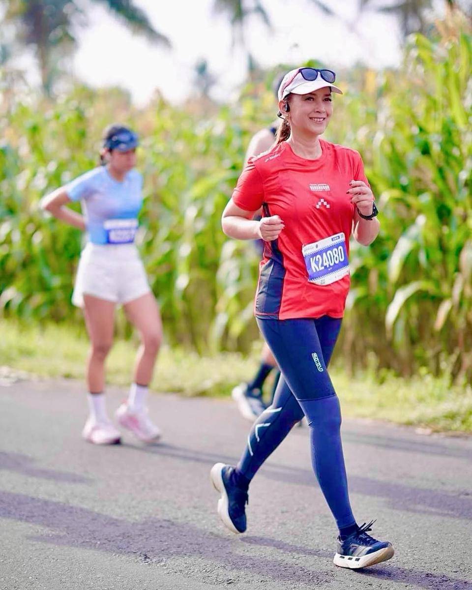 Potret Ira Wibowo ikut Borobudur Marathon 2025.