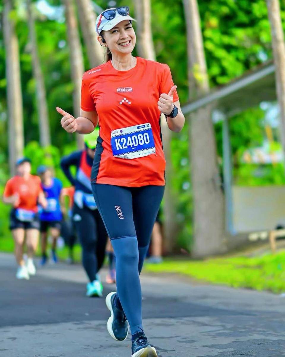 Potret Ira Wibowo ikut Borobudur Marathon 2025.