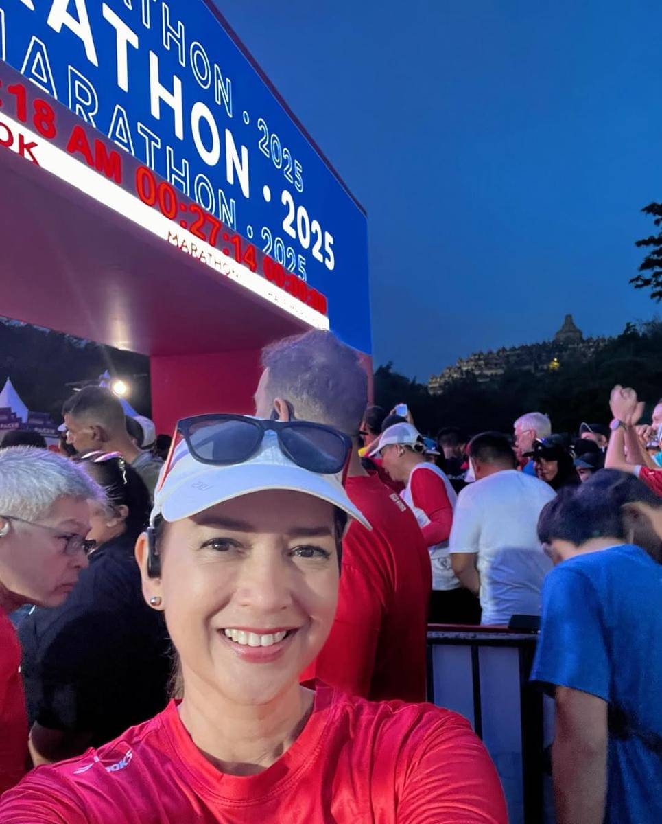 Potret Ira Wibowo ikut Borobudur Marathon 2025.