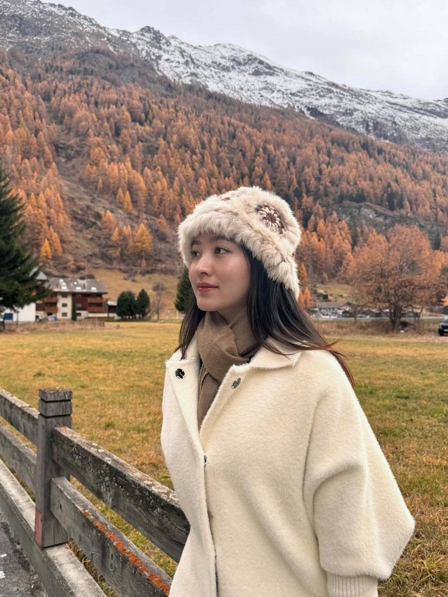 Natasha Wilona jalan-jalan di Zermatt.