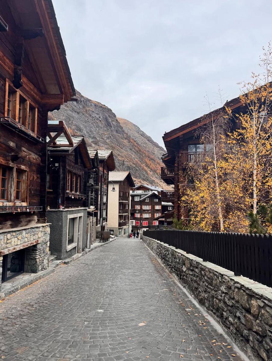 Natasha Wilona jalan-jalan di Zermatt.