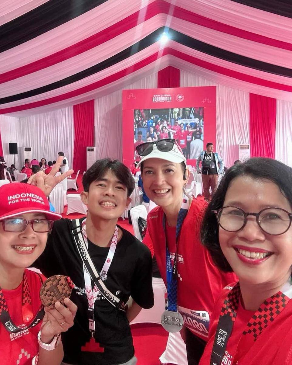 Potret Ira Wibowo ikut Borobudur Marathon 2025.