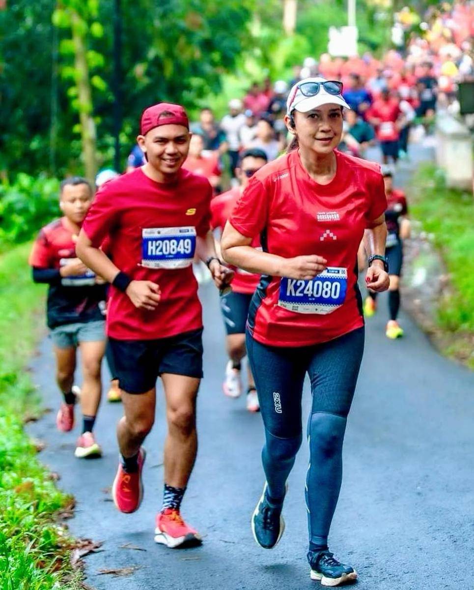 Potret Ira Wibowo ikut Borobudur Marathon 2025.