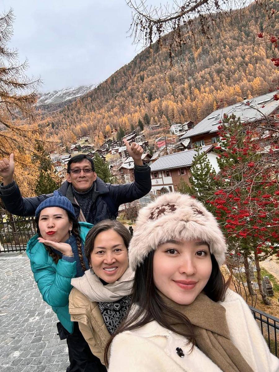 Natasha Wilona jalan-jalan di Zermatt.