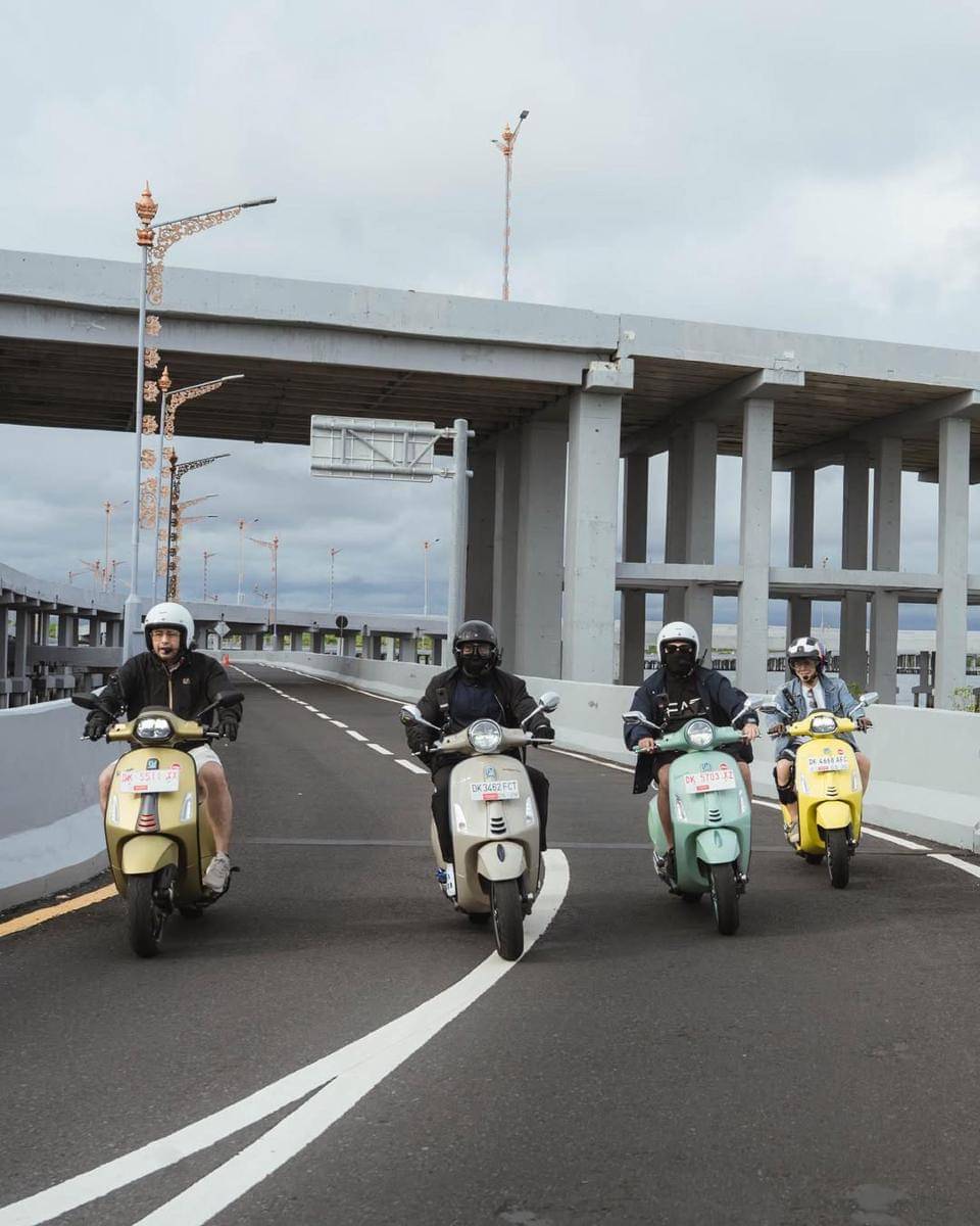 The Dudas-1 touring naik Vespa di Bali.