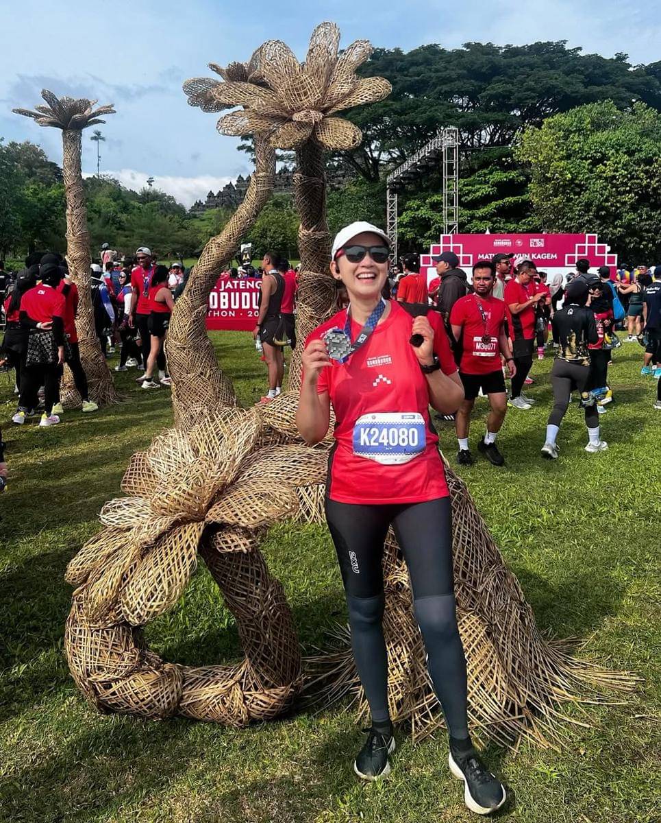 Potret Ira Wibowo ikut Borobudur Marathon 2025.