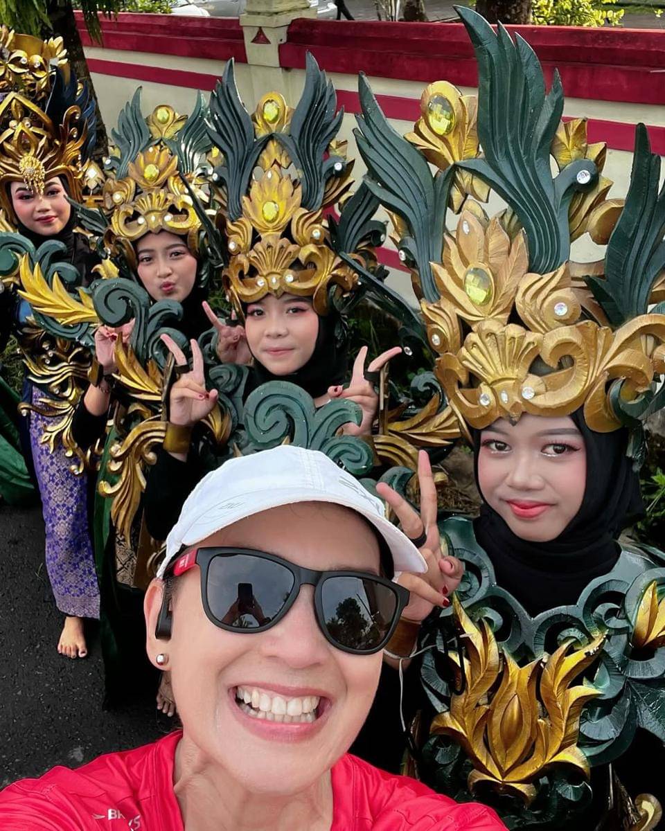 Potret Ira Wibowo ikut Borobudur Marathon 2025.