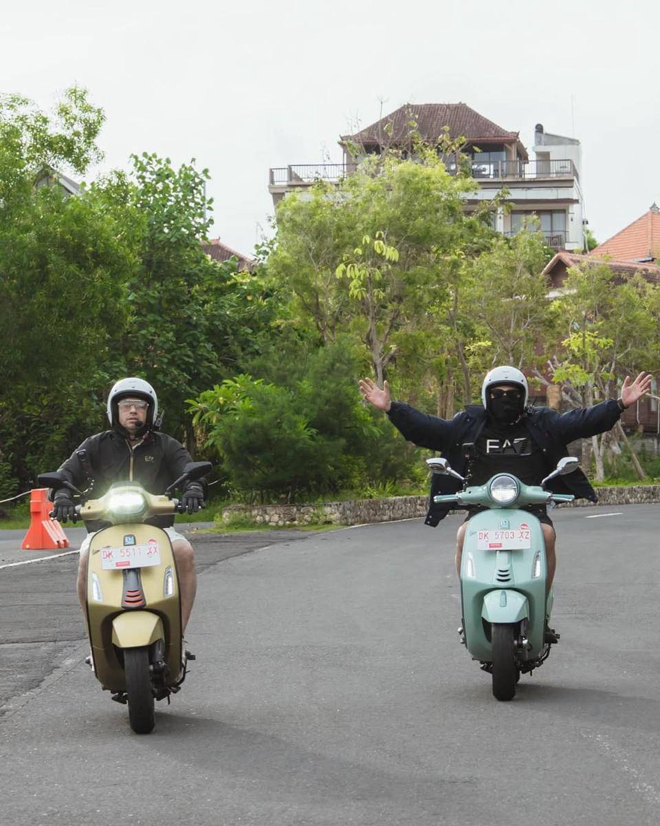 The Dudas-1 touring naik Vespa di Bali.