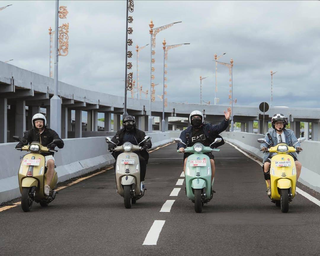 The Dudas-1 touring naik Vespa di Bali.