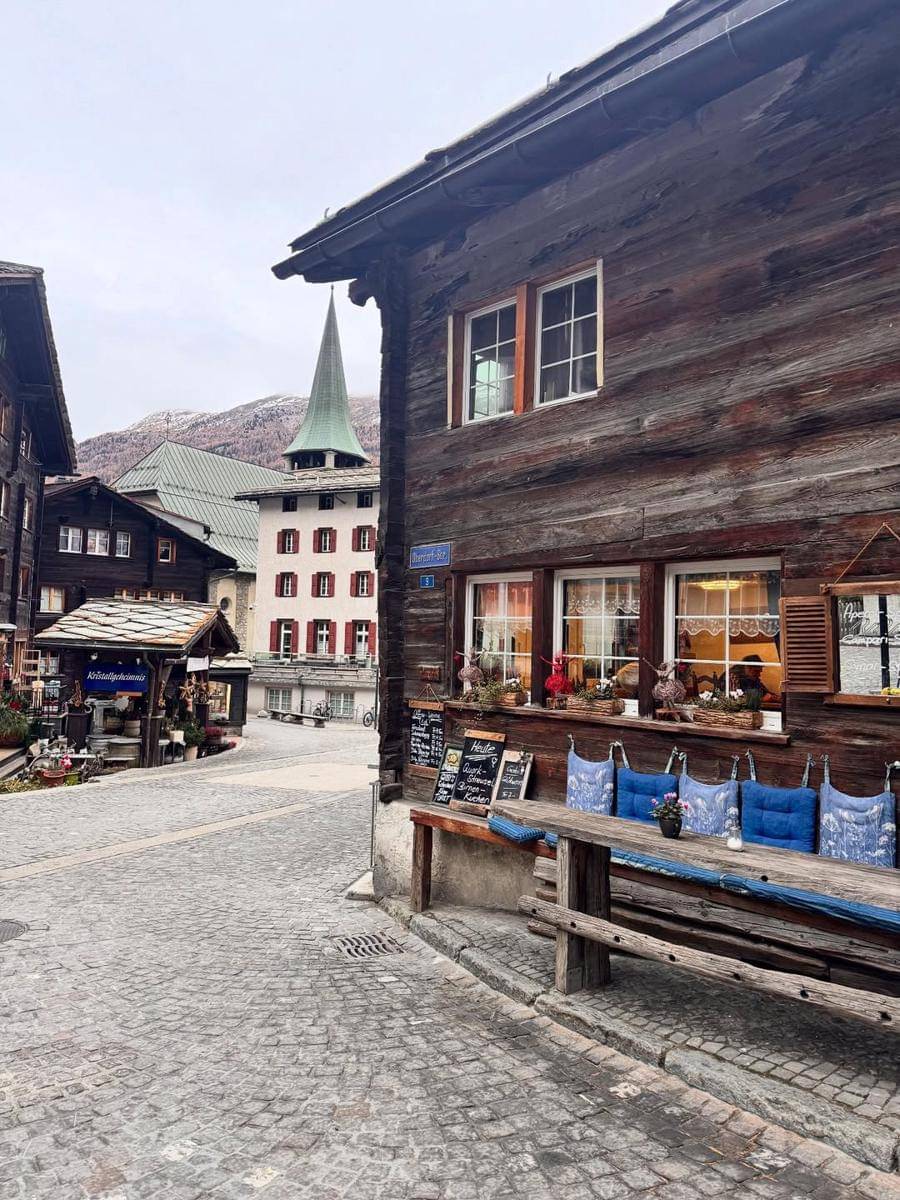 Natasha Wilona jalan-jalan di Zermatt.