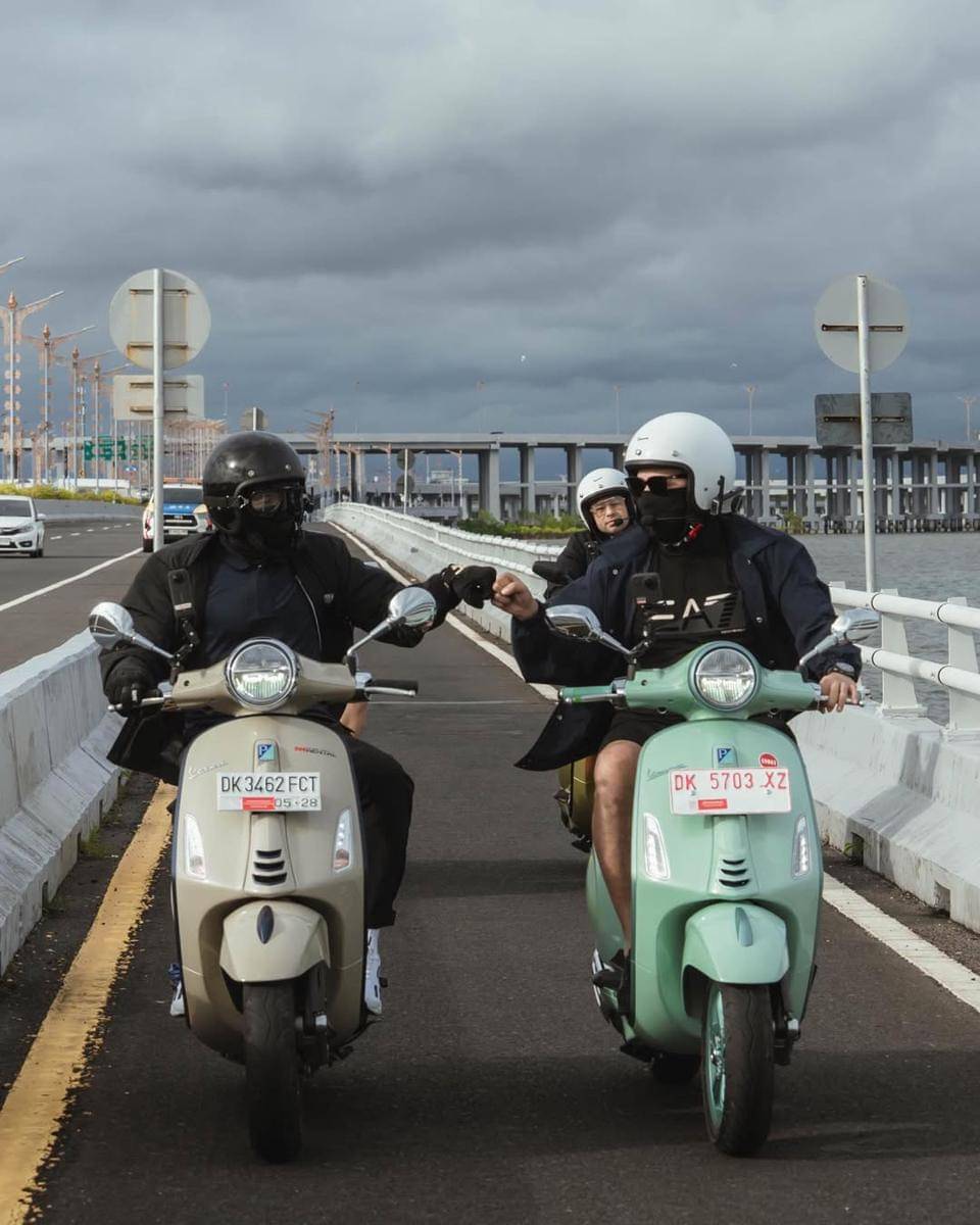 The Dudas-1 touring naik Vespa di Bali.