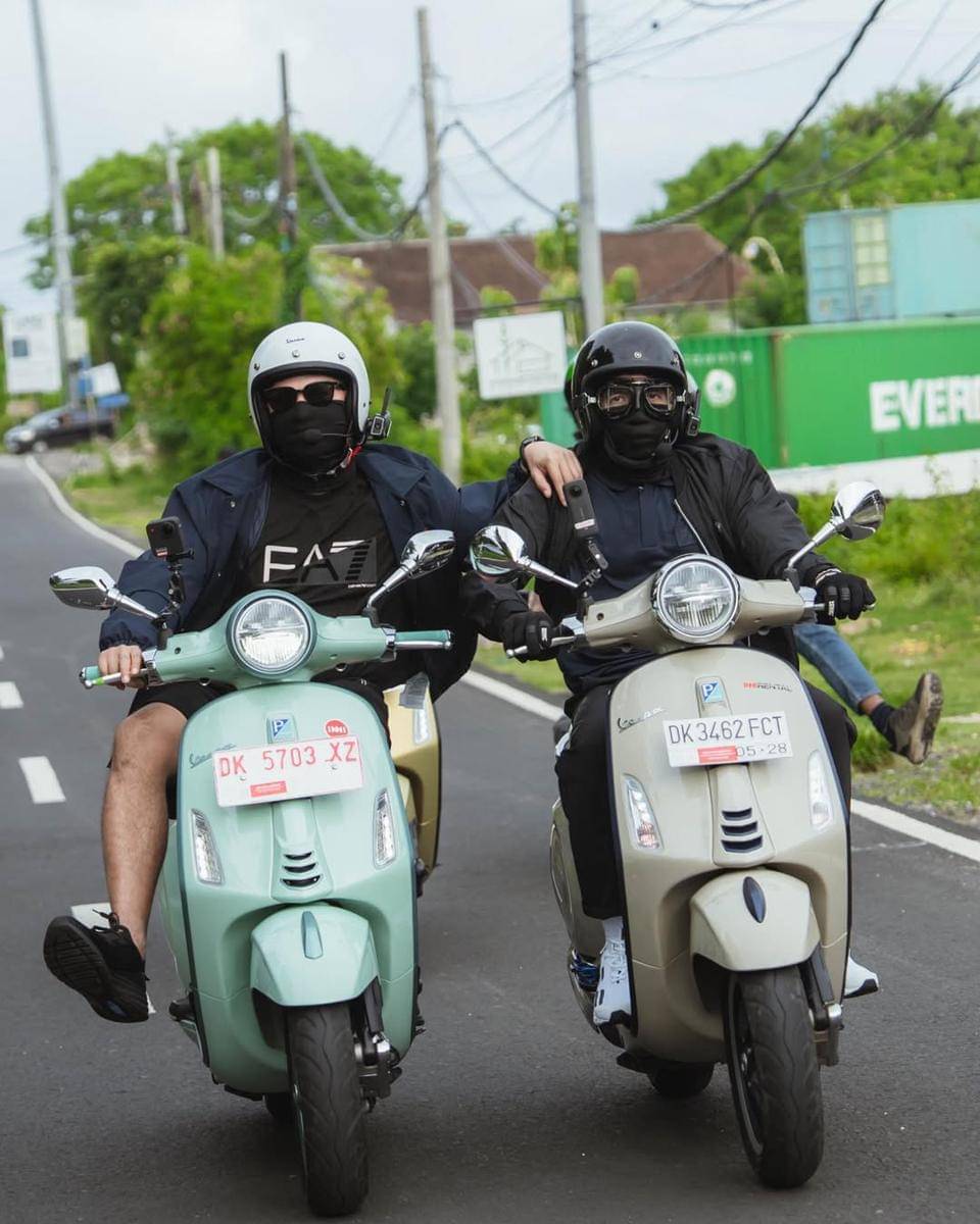 The Dudas-1 touring naik Vespa di Bali.