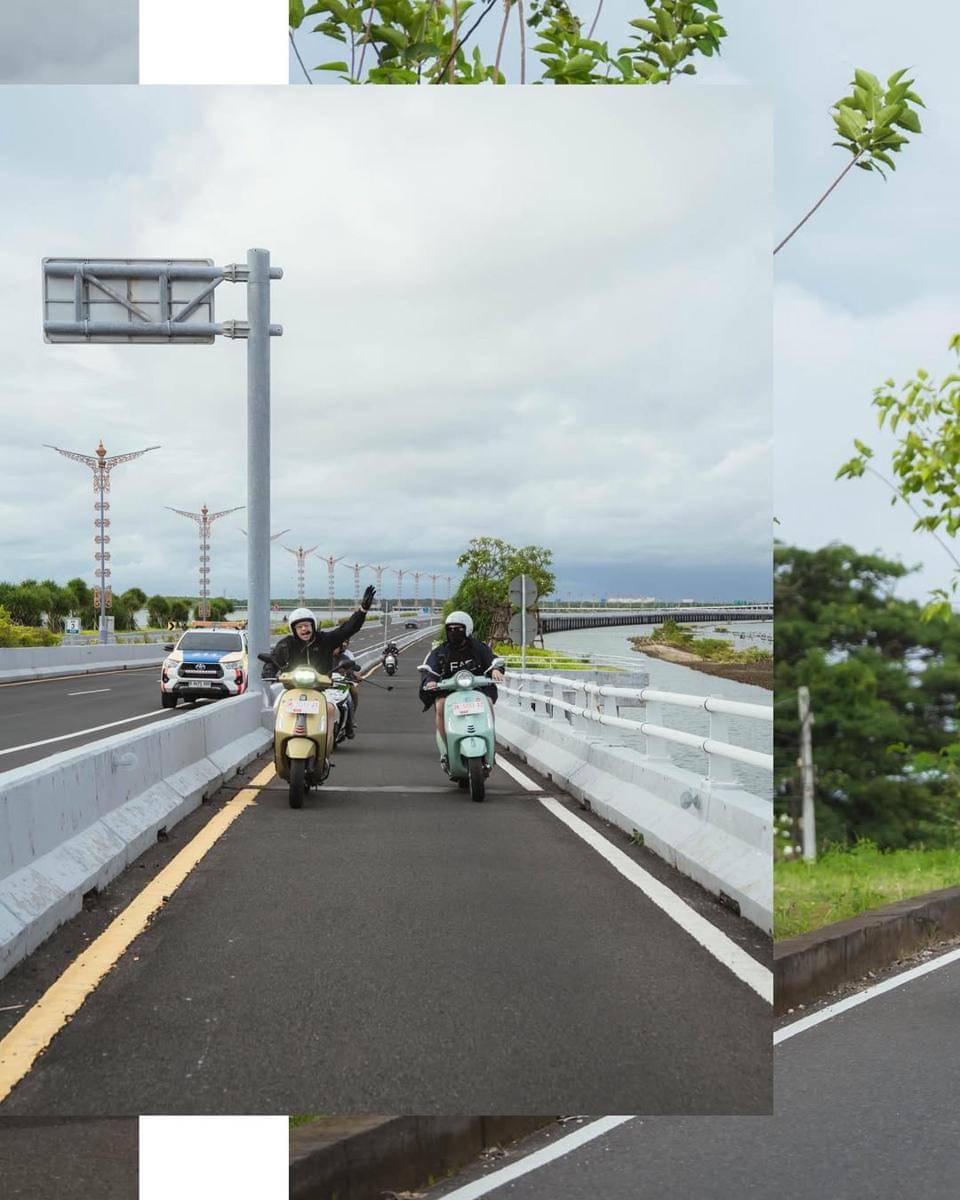 The Dudas-1 touring naik Vespa di Bali.
