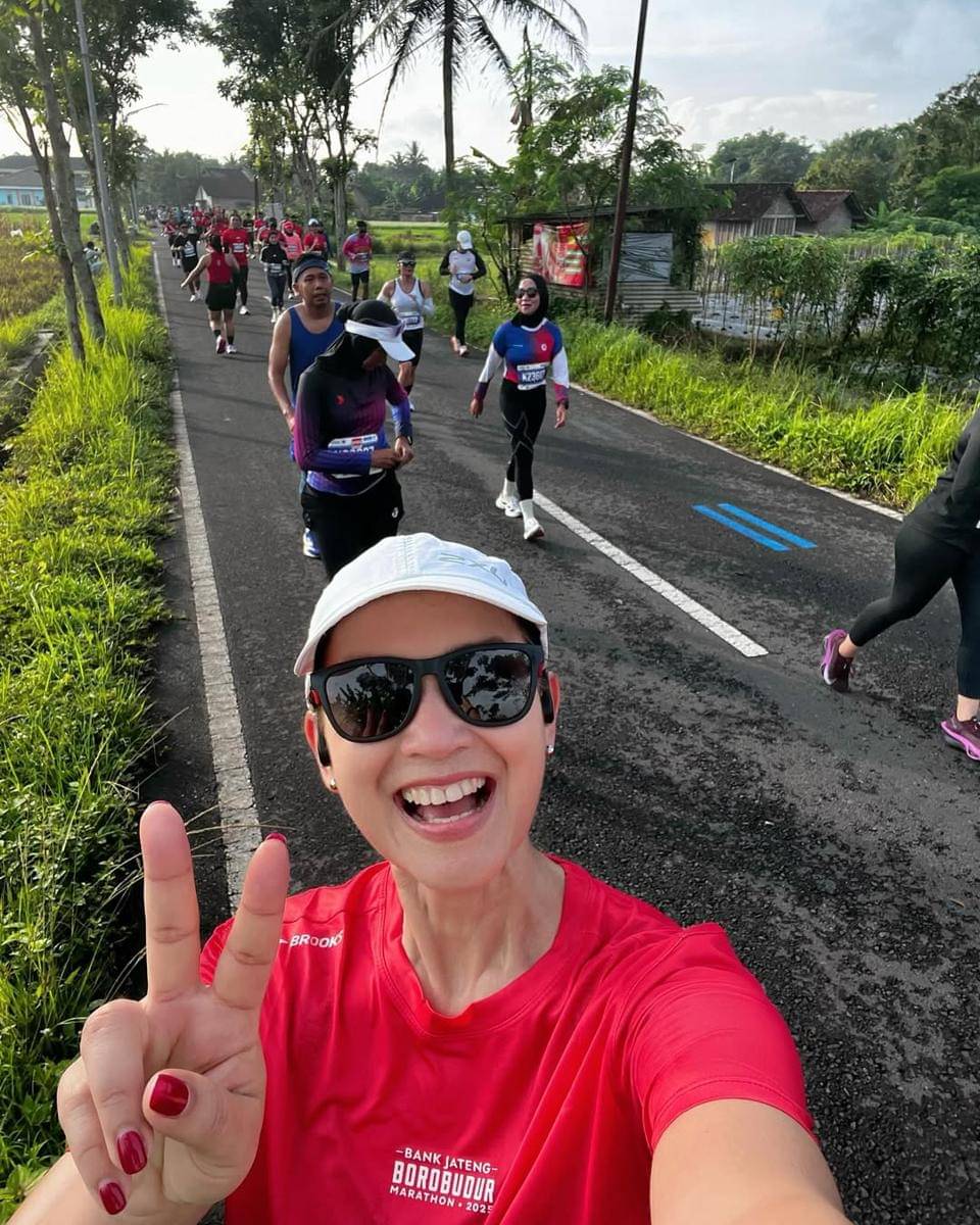 Potret Ira Wibowo ikut Borobudur Marathon 2025.