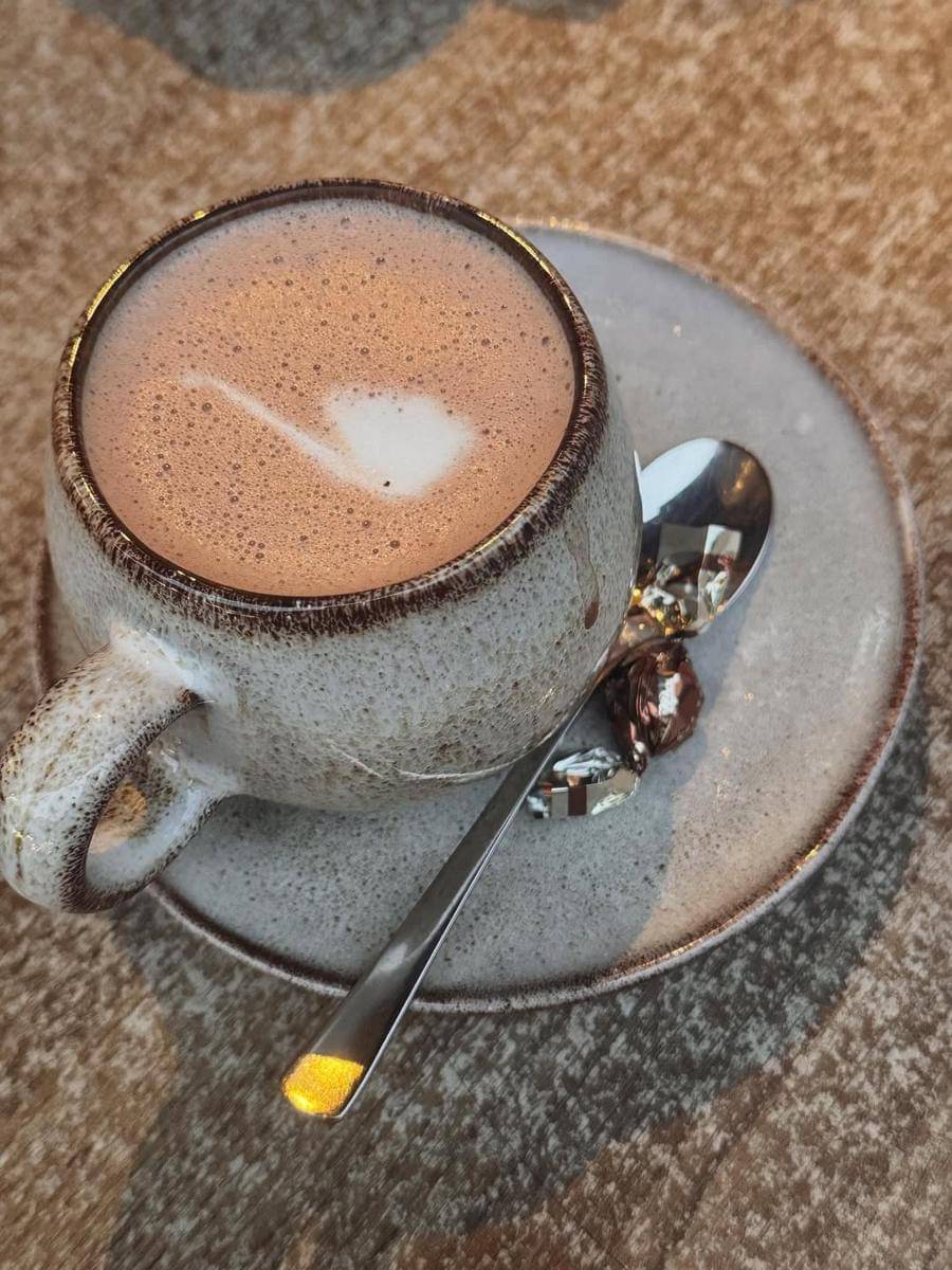 Natasha Wilona jalan-jalan di Zermatt.