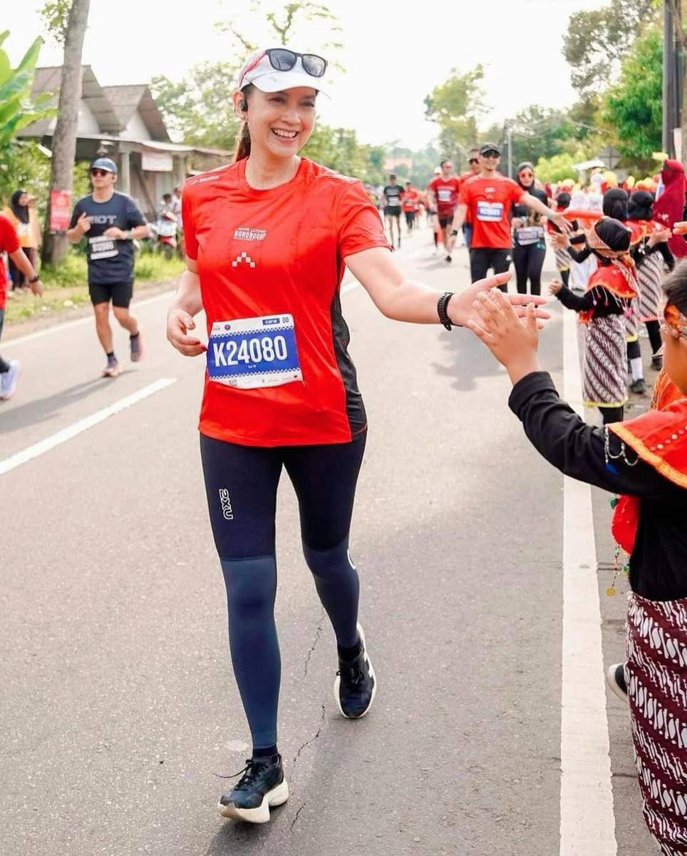 Potret Ira Wibowo ikut Borobudur Marathon 2025.