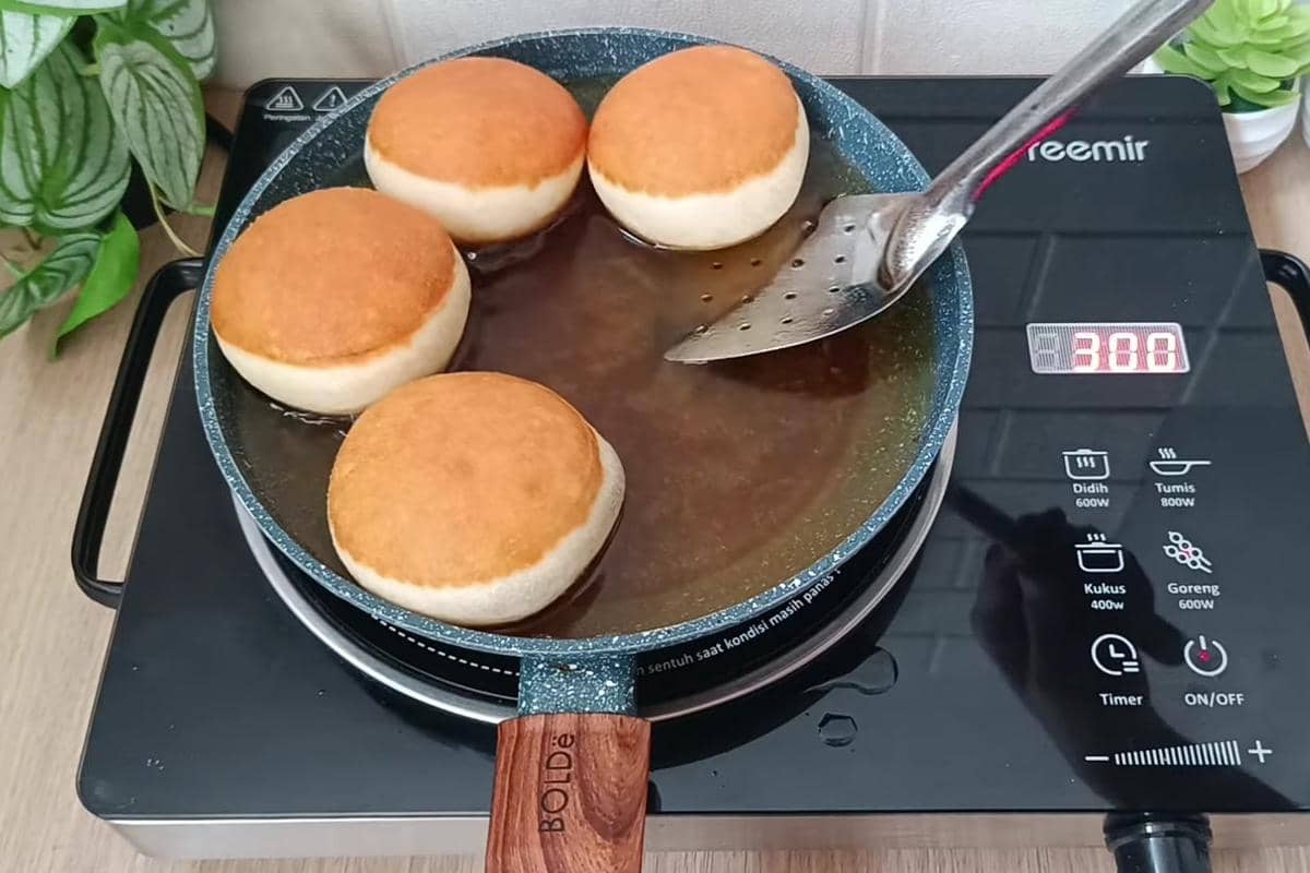 ilustrasi menggoreng donat krim kopi