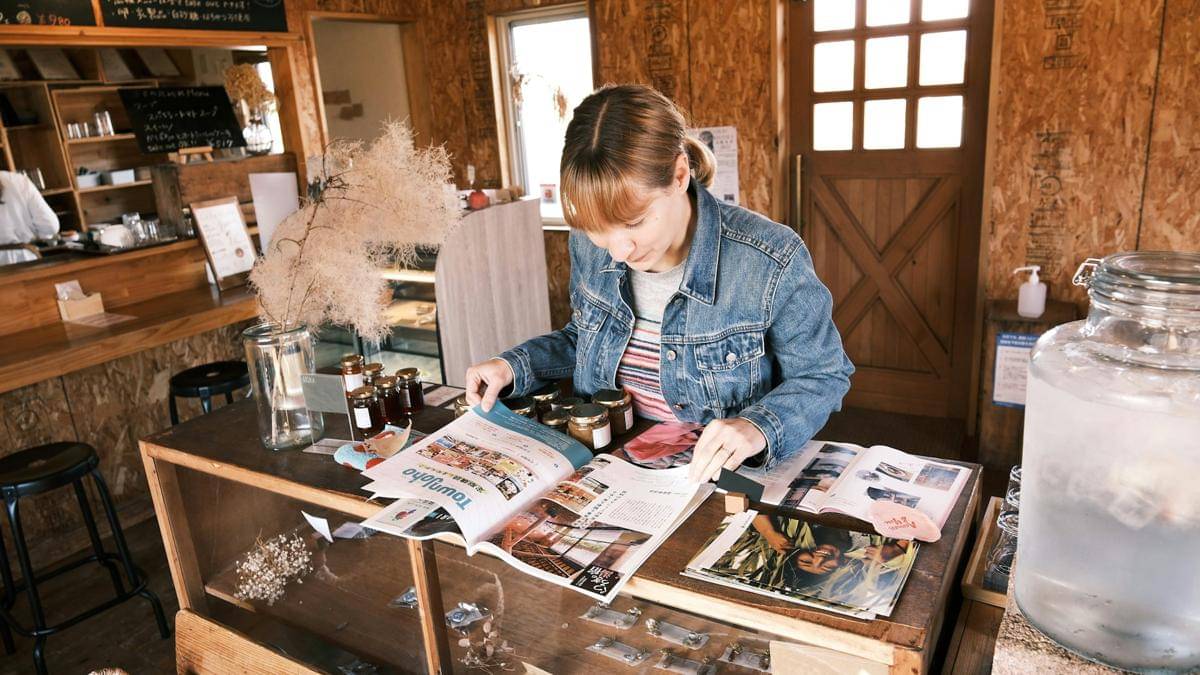 Ilustrasi membaca buku 